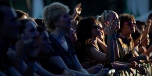 Besucher*innen bei einem Konzert