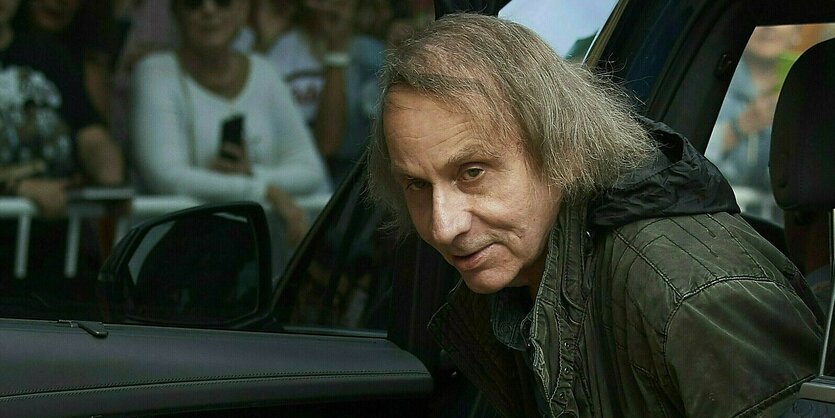 Porträt des Schriftstellers Michel Houellebecq, wie er gerade aus einem Auto steigt