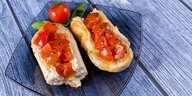 Zwei Brote mit frischen Tomaten