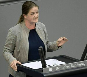 Tina Winklmann MdB am Rednerpult im Bundestag