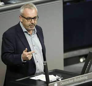 Alexander Ulrich MdB am Rednerpult im Bundestag