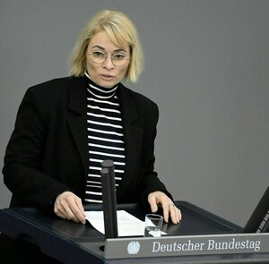 Peggy Schierenbeck MdB am Rednerpult im Bundestag