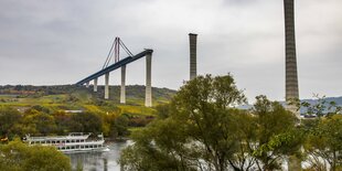 Baustelle einer Brücke über die Mosel.