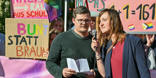 Zwei Personen mit Mikrofon auf einer Demonstration