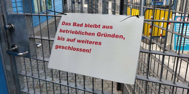 Schild am Eingang eines Freibads.