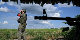 Ein russischer Soldat mit einem Fernglas