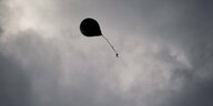Ein Luftballon am Himmel.