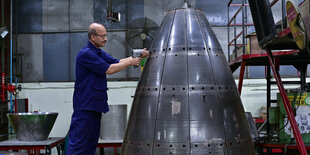 Eine Person arbeitet an der Spitze der Rakete in Mumbai, Indien