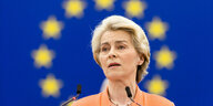 Kommissionspräsidentin von der Leyen vor einer Flagge der EU