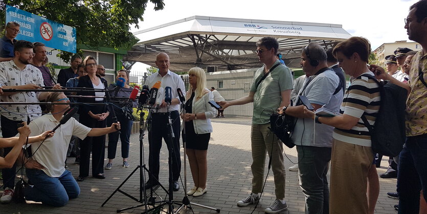 Kai Wegner (CDU) und Iris Spranger (SPD) vor dem Prinzenbad in Kreuzberg