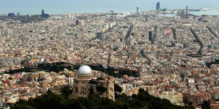 Blick über die Stadt Barcelona vom nahe gelegenen Berg Tibidabo aus. Deutlich erkennbar die gerade und parallel verlaufenden Straßen in Teilen der Stadt.