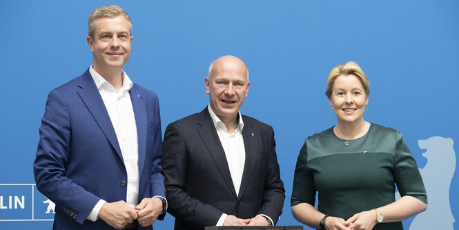 Nach der Sitzung des Senats stehen (v.l.) Berlins Finanzsenator Stefan Evers, der Regierende Bürgermeister Kai Wegner (beide CDU) sowie Franziska Giffey (SPD), Senatorin für Wirtschaft, Energie und Betriebe, vor Aktenordnern, in denen mutmaßlich die Unterlagen für die kommenden Haushalte sind.