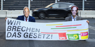 Protest mit Plakat auf einer Straße.