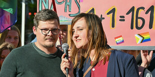 Die Lehrkräfte Max Teske und Laura Nickel auf einer Demonstration.