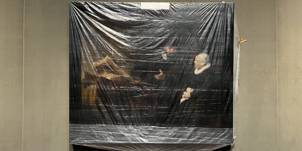 Ein Gemälde von Rembrandt, das mit Folie vor Regenwasser geschützt wird