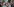 Feiernde Menschen machen ein Sefie mit ihrem Smartphone