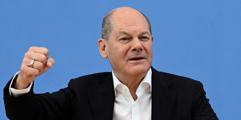 Olaf Scholz gestikuliert bei einer Pressekonferenz.