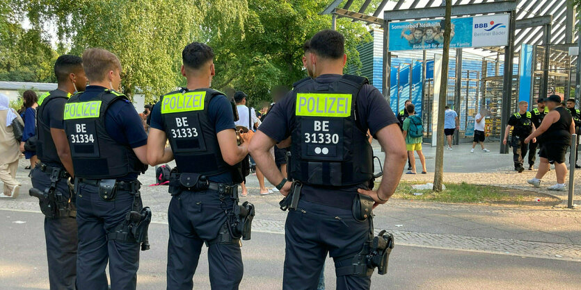 Polizisten im Freibad