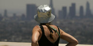 Frau in der Hitze von Los Angeles.