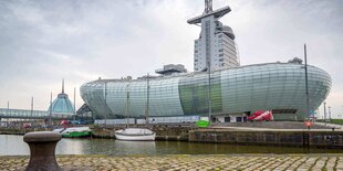 Ein Gebäude in Form eines großen Schiffes im Hafen