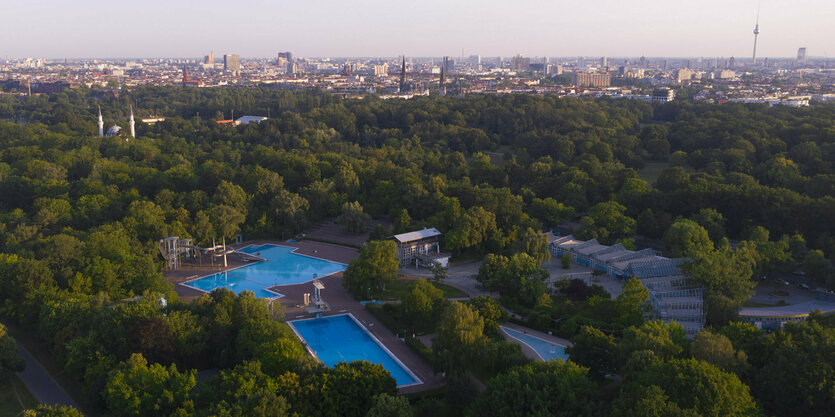 Blick auf das leere Columbia Bad in Neukölln. (Drohnenaufnahme)