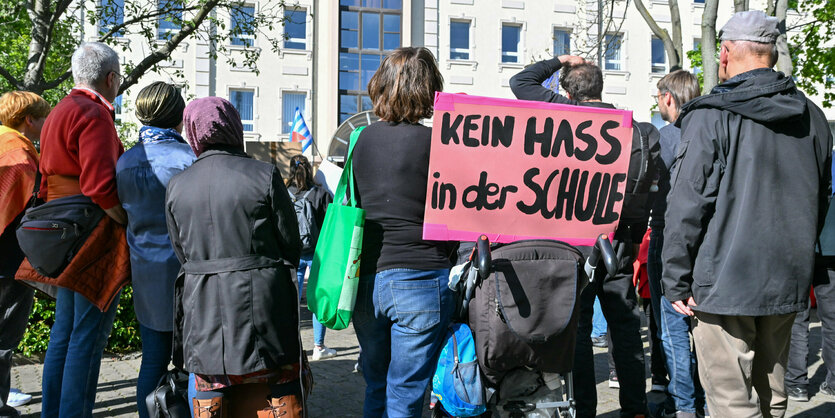 Demonstration, ein Plakat zeigt "Kein Hass in der Schule"