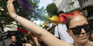 Ein Frau zeigt beim 29. Lesbisch-Schwulen Stadtfest rund um den Nollendorfplatz ihre in den Regenbogenfarben gefärbten Haare