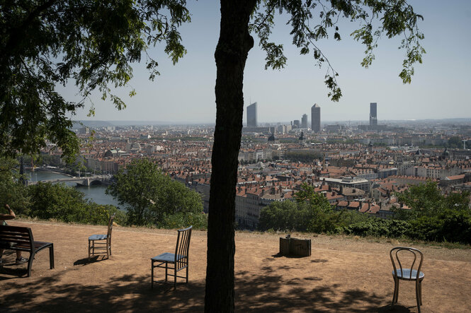 Blick auf Lyon unter schattigen Bäumen auf einer Anhöhe