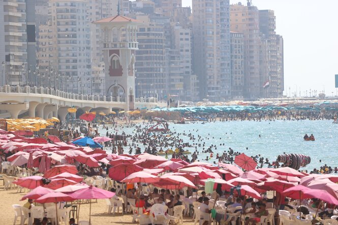 stark besuchter Strand in Alexandria