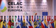 Schriftzug Celac und Euorpäische Union vor Flaggen
