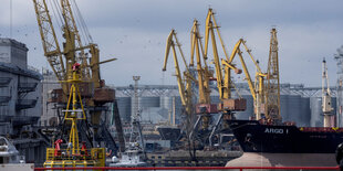 Kräne im Hafen.