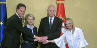 Tunesiens Präsident gibt Ursula von der Leyen, Mark Rutte und Giogia Meloni gleichzeitig die Hände