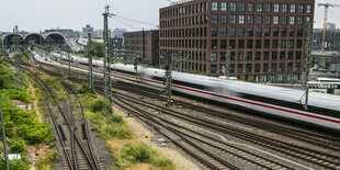 ICE fährt in den Kieler Hauptbahnhof ein