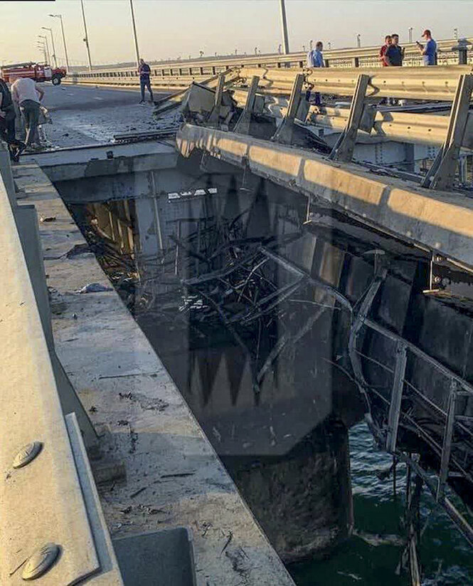 Ein Foto von den Schäden auf der Brücke