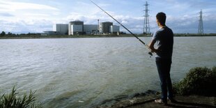 Angler am Seitenkanal des Rheins beim AKW Fessenheim