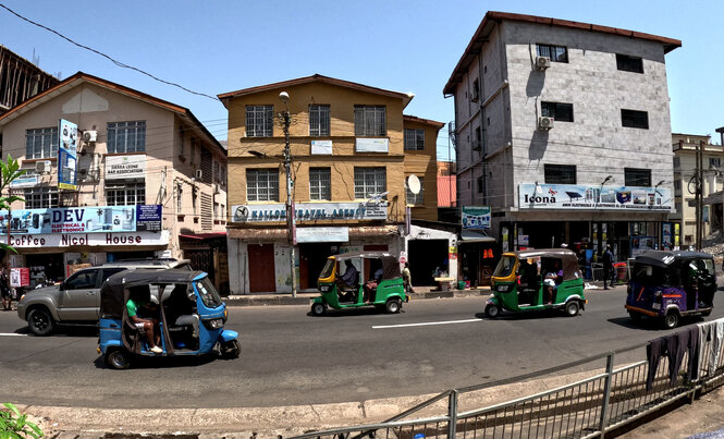 Bunte Kekes sind auf einer Straße in Freetown zu sehen