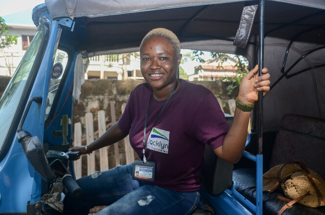 Jacklyn Isata Momoh sitzt in ihrem blauen Keke