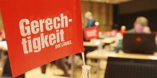 Rote Fahne mit der Aufschrift "Gerechtigkeit Die Linke."