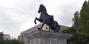 Das Bild von einem Reiterstandbild in Pristina, Kosovo, allerdings fehlt auf dem sich aufbäumenden Gaul der Reiter