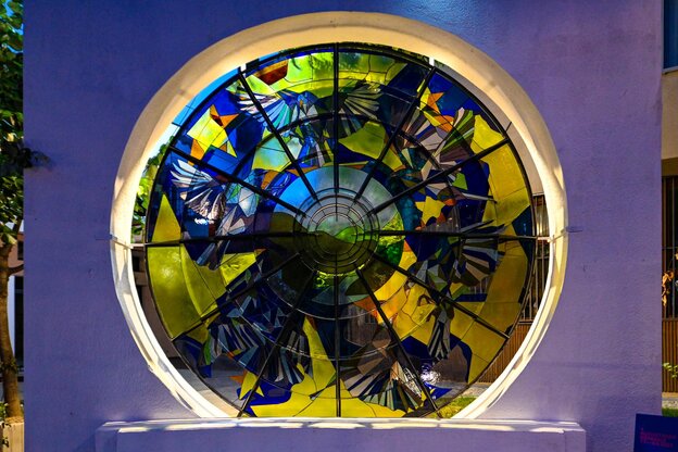 In das offene Kreisrund eines Partisanendenkmals hat die Künstlerin Neda Saeedi ein Glasmosaik mit Amseln eingefügt