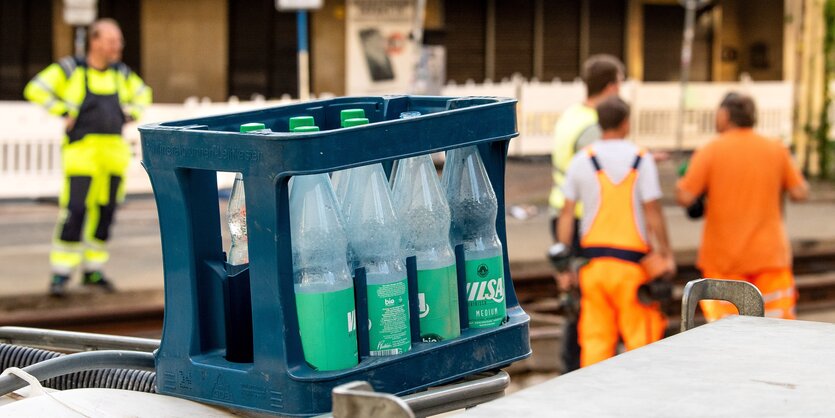 Kasten mit leeren Wasserflaschen auf einer Baustelle