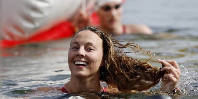 28 Grad Wassertemperatur - die Frisur sitzt: Leonie Beck im Meer vor Fukuoka.