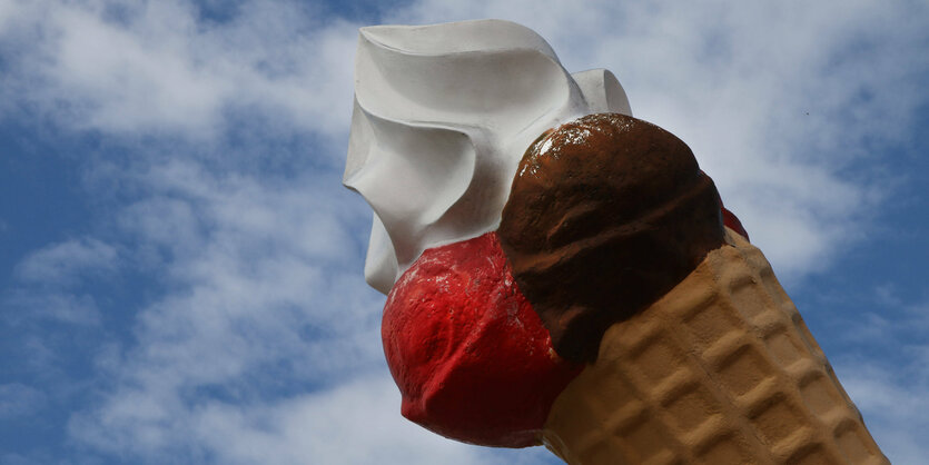 2 Kugeln Eis mit Sahne vor einem Himmel