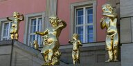 der Potsdamer Landtag mit goldenen Putten an der ehemaligen Fahnentreppe