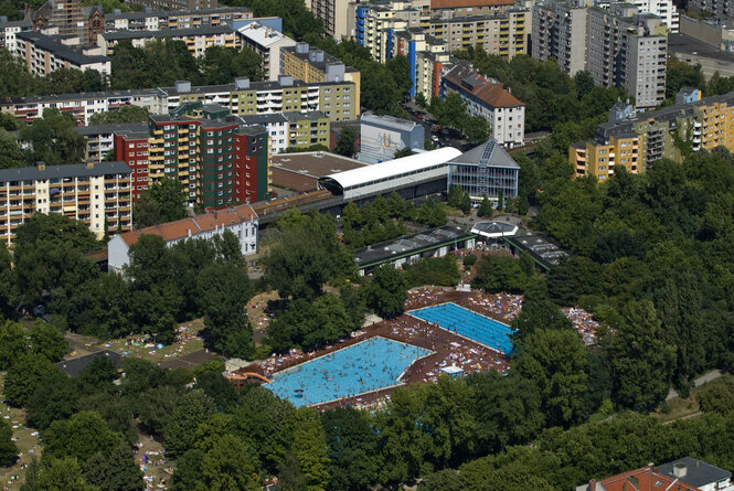 Das Prinzenbad in Berlin Kreuzberg aus Sicht einer Drohne.