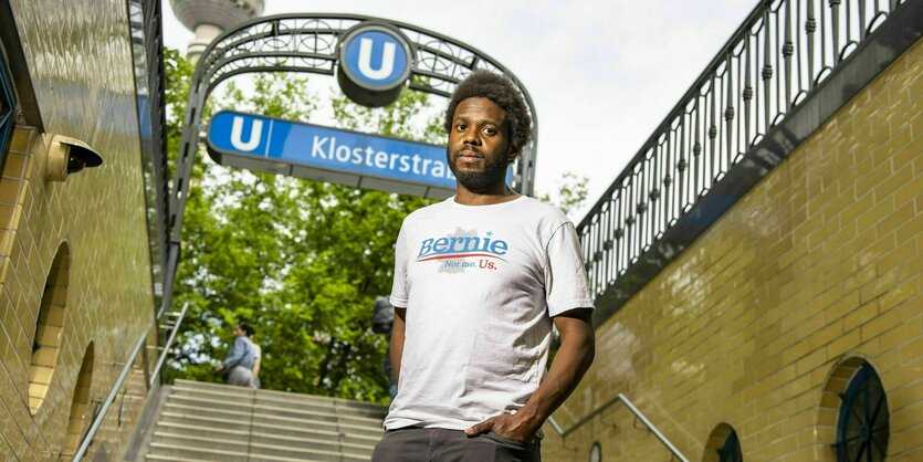 Jeremy Osborne steht auf der Treppe vom U-Bahnhof Klosterstraße in Berlin