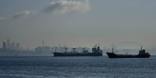 FRachschiffe vor Istanbul