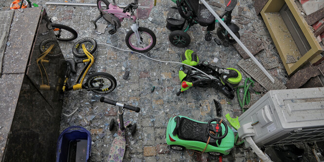 Zerborstenes Glas und Kinderfahrräder