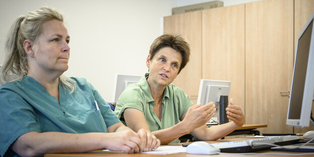 Petra Brakmann (rechts im Bild) auf der Betriebsratssitzung zum Thema Schließung des Klinikums Mitte in Bremen, neben ihr sitzt eine weitere Kollegin am Tisch.