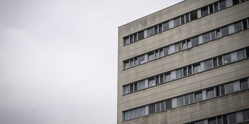 Das Bremer Klinikum Links der Weser vor gruem Himmel.